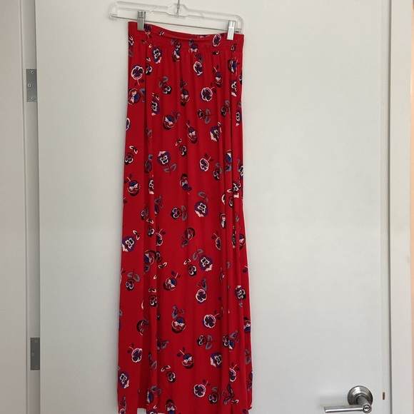 Red skirt - Picture 2 of 4